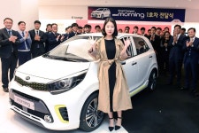 기아 `올뉴 모닝` 1호차 20대 워킹맘” < 자동차뉴스 < 기사본문 - 지피코리아 기아 `올뉴 모닝` 1호차 20대 워킹맘”
