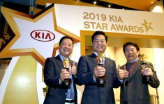 망우지점 정송주 씨 14년 연속 판매왕 < 자동차뉴스 < 기사본문 - 지피코리아 기아차, 2019 스타 어워즈..망우지점 정송주 씨 14년 연속... 