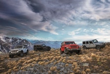 하나로 탁 트힌 하늘을 < 테마기획 < 기사본문 - 지피코리아 지프 랭글러, 또 하나의 히트 오버랜드 파워탑 출시…버튼 하나로 탁 트힌 하늘을