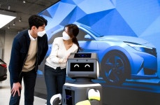 현대차 영업상담 로봇 ‘DAL-e’ 앙증맞은 모습 공개 < 자동차뉴스 < 기사본문 - 지피코리아 현대차 영업상담 로봇 ‘DAL-e’ 앙증맞은 모습 공개