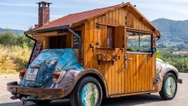 폭스바겐 ‘비틀’, 귀여운 통나무집으로 변신...“경매로 판매”... 지피코리아 폭스바겐 ‘비틀’, 귀여운 통나무집으로 변신...“경매로 판매”