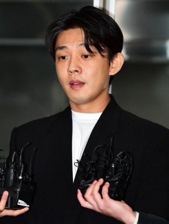 유아인 이태원 클럽서 마약 투약…모델·방송인 공범 가능성TEN이슈 | 텐아시아 유아인, 이태원 클럽서 '마약 투약'…모델·방송인 공범 가능성...