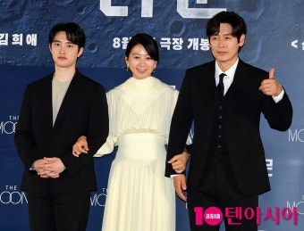TEN포토 도경수김희애설경구 영화 더 문 엄지척 | 텐아시아 [TEN포토] 도경수-김희애-설경구 '영화 '더 문' 엄지척' | 텐아시아