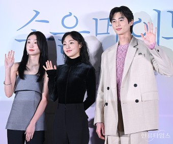 한국 배우 변우석, 김혜윤과의 감동적 AAA 2024 재회 소식에 팬들 환호!