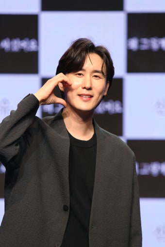 [K-현장] 신유 ‘왜 그렇게 사셨어요’, 16년차 트로트 가수의 진정성... [K-현장] 신유 ‘왜 그렇게 사셨어요’, 16년차 트로트 가수의 진정성...