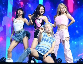 [K-포토] 키스오브라이프, 신나는 데뷔 무대 < 포토뉴스 < 포토 < 기사본문 - 한류타임스 [K-포토] 키스오브라이프, 신나는 데뷔 무대