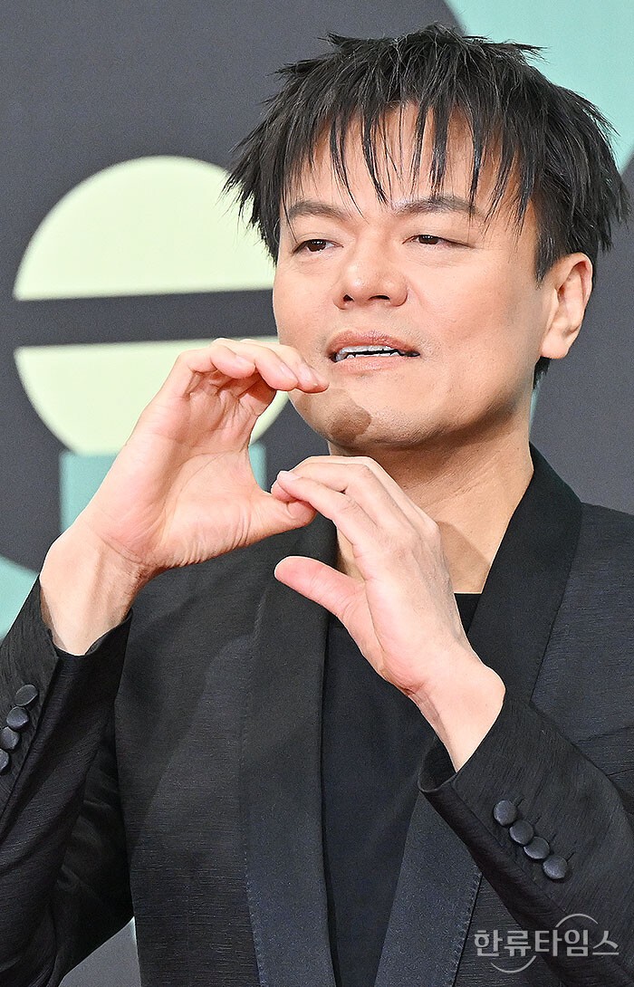 박진영, 30주년 데뷔 축하 무대…팬들 열광, 아티스트들과 함께한 레전드 공연!