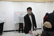 송자호 서초갑 국회의원 재보궐선거 후보, 반포 3동주민센터에서 사전투표 완료 < 전국 < 사회 < 기사본문 - 한국투데이 송자호 서초갑 국회의원... 