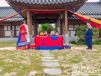 [포토뉴스] 한옥호텔 영산재에서의 특별한 결혼식, 궁중혼례 < Photo News < 기사본문 - 호텔앤레스토랑 [포토뉴스] 한옥호텔 영산재에서의... 