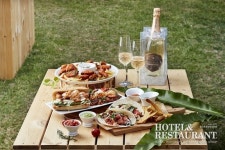 MZ 놀이터 된 호텔가...올 여름에도 호캉스 큰 손은 2030세대 < 호텔&리조트 < 기사본문 - 호텔앤레스토랑 MZ 놀이터 된 호텔가...올... 