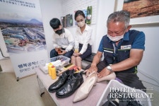 “시원한 하귤청 즐기면서 구두 수선하세요!” 제주신화월드에 제주 최초의 구두 수선 카페 상륙 < 호텔&리조트 < 기사본문 - 호텔앤레스토랑... 