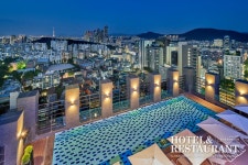 [Hot Place] 강남 하늘 아래 풀캉스를 즐기다, 힐튼 가든 인 서울 강남 루프탑 수영장 오픈! < 호텔&리조트 < 기사본문 - 호텔앤레스토랑 [Hot... 