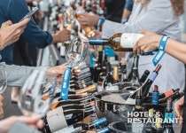 “트렌디한 패션의 중심에서 즐기는 버스킹 음악과 무제한 와인” JW 메리어트 동대문 스퀘어 서울, 5월 2023 와인 앤 버스커 개최 < 호텔... 