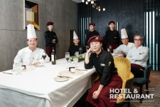 [Hotel Specialist] 나이를 뛰어 넘는 동료애, 페어몬트 앰배서더 서울... 넘는 동료애, 페어몬트 앰배서더 서울 조리팀 - 호텔앤레스토랑
