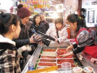 “한 번 맛보세요!”… 뜨거운 접대로 관광객 발길 머물게 < 농업/경제 < 홍성신문 < 기사본문 - 홍성신문·내포타임즈 “한 번 맛보세요!”... 