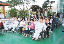 자원봉사센터, 환자 위한 작은 음악회 < 여성/복지 < 홍성신문 < 기사본문 - 홍성신문·내포타임즈 자원봉사센터, 환자 위한 작은 음악회