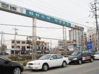 태풍에 쓰러진 현수막 게시대 또 쓰러질라… < 사회 < 홍성신문 < 기사본문 - 홍성신문·내포타임즈 태풍에 쓰러진 현수막 게시대 또 쓰러질라…