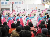 상인과 지역민·관광객이 함께하는 잔치한마당 < 문화/레포츠 < 홍성신문 < 기사본문 - 홍성신문·내포타임즈 상인과 지역민·관광객이 함께하는... 