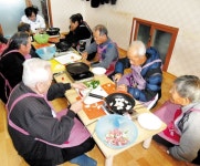 ‘요리하는 할아버지’ < 포토뉴스 < 홍성신문 < 기사본문 - 홍성신문 내포타임즈 ‘요리하는 할아버지’