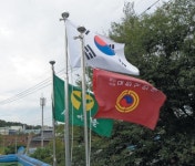 대한노인회 기가 거꾸로 돼 있어요 < 웃는홍성 < 홍성신문 < 기사본문 - 홍성신문 내포타임즈 대한노인회 기가 거꾸로 돼 있어요