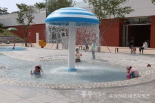 더울 땐 책보다 물놀이 < 포토뉴스 < 홍성신문 < 기사본문 - 홍성신문·내포타임즈 더울 땐 책보다 물놀이