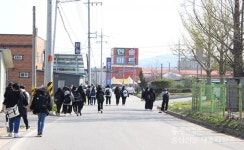 위험천만한 홍성여중 등하굣길 < 사회 < 홍성신문 < 기사본문 - 홍성신문·내포타임즈 위험천만한 홍성여중 등하굣길