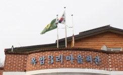 훼손된 채 방치된 태극기…보기 흉하다 < 포토뉴스 < 홍성신문 < 기사본문 - 홍성신문·내포타임즈 훼손된 채 방치된 태극기…보기 흉하다
