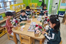 “빨리 드리고 싶어요”···가람유치원, 카네이션 꽃꽂이 체험 < 교육... 홍성신문 “빨리 드리고 싶어요”···가람유치원, 카네이션 꽃꽂이 체험