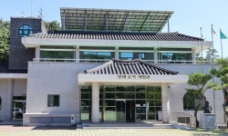 [주말&] 향기로운 시어 깃든 이곳···만해와 마주하다 < 문화/레포츠 < 홍성신문 < 기사본문 - 홍성신문 [주말&] 향기로운 시어 깃든 이곳···만해와... 