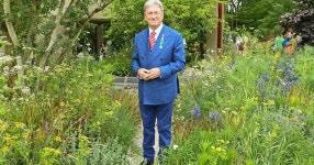 Alan Titchmarsh urges gardeners to do 1 thing now for ‘juicy tomatoes | Express.co.uk Alan Titchmarsh urges gardeners to do 1... 