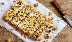 Healthy flapjack recipe: Ultimate snack is only 200 calories per bar | Express.co.uk Banana flapjacks are the ultimate healthy... 