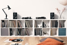 북셀프의 본질에 대해 캐묻다 Dynaudio Emit 10 : 하이엔드 오디오 리뷰 - 앰프·스피커·DAC·케이블·액세서리 | HIFICLUB