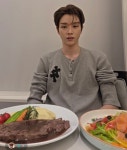 성찬이 룸서비스 이만큼 시켜놓고 - 인스티즈(instiz) 연예 카테고리 성찬이 룸서비스 이만큼 시켜놓고