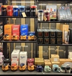 굿즈벅스(GOODSBUCKS) | 스티벅스 매장에 콜라보 굿즈 전시해놓은 거 - 인스티즈(instiz) 야구 카테고리 스티벅스 매장에 콜라보 굿즈 전시해놓은 거