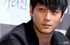 우리나라는 피부 까무잡잡한 사람 안좋아하던데 강동원빈은 탑오브탑... 피부 까무잡잡한 사람 안좋아하던데 강동원빈은 탑오브탑 된거 신기하네