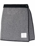 톰브라운(THOM BROWNE) 로고 패치 헤링본 랩 스커트 FJK068A-J0031 980 | jentestore
