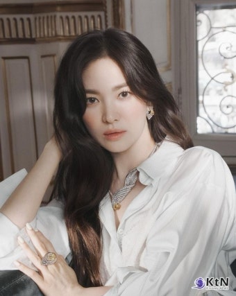 송혜교와 전여빈, '검은 수녀들'에서 환상의 콤비 예고 < 연예/스포츠 < 뉴스 < 기사본문 - KtN (K trendy NEWS) 송혜교와 전여빈, '검은 수녀들...