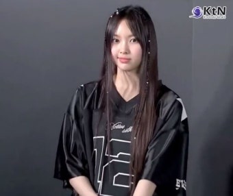 뉴진스 혜인, 연습 중 발등 미세골절로 활동 중단 