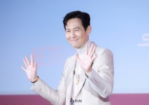 [KtN 포토] 이정재, 오징어게임 시즌2 제작발표회 반가운 미소 < 엔터 < 뉴스 < 기사본문 - KtN (K trendy NEWS) [KtN 포토] 이정재, 오징어게임... 