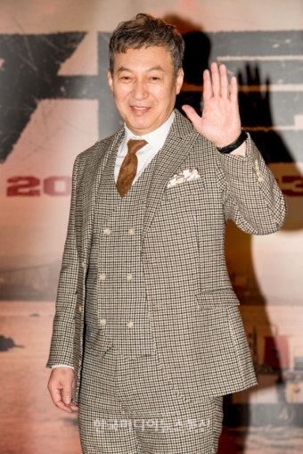 [KM포토] 김갑수 '66세 BTS 아미' < 포토뉴스 < 미디어뷰 < 기사본문 - 한국미디어뉴스통신 [KM포토] 김갑수 '66세 BTS 아미...
