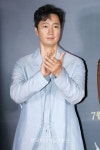 [KM포토] 박해일 기품있는 박수 < 포토뉴스 < 미디어뷰 < 기사본문 - 한국미디어뉴스통신 [KM포토] 박해일 기품있는 박수 - 한국미디어뉴스통신