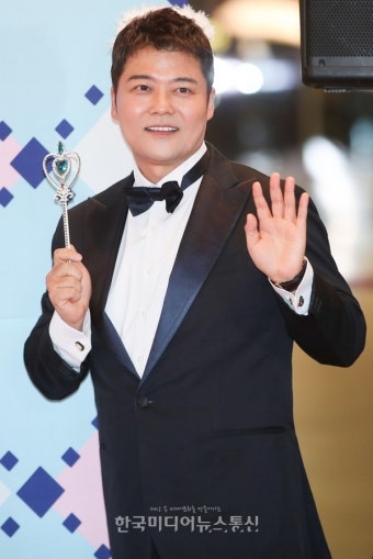 [KM포토] 전현무 '대상 공약, 마법 소녀로 변신' < 포토뉴스 < 방송연예 < MP (Media Post) < 기사본문 - 한국미디어뉴스통신 [KM포토] 전현무...