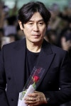 [KM포토] 설경구 꽃을 든 남자 < 포토뉴스 < 방송연예 < MP (Media Post) < 기사본문 - 한국미디어뉴스통신 [KM포토] 설경구 꽃을 든 남자