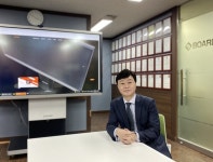 ㈜이제이정보시스템, 차별화된 연필 필기감과 빛 반사율을 줄여 2023년 EBS 교육방송 전체 스튜디오에 납품된 전자칠판  < 강소기업 < IR... 