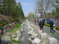 졸졸졸 실개천 도심에 흐른다 < 조경·경관 < 기사본문 - Landscape Times 졸졸졸 실개천 도심에 흐른다