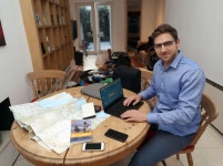 손품 팔아 초특가 항공권을 알려주고 100억을 버는 1인 창업가들