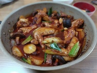 닭도리탕과 찜닭 사이의 무언가 요리 - MANIA