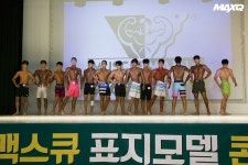 정말이야? 관객들을 깜짝 놀라게 한 몸짱들의 정체 < LOOK < 기사본문 - 맥스큐 정말이야? 관객들을 깜짝 놀라게 한 몸짱들의 정체