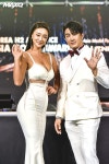 대체 누구야? 시상식을 발칵 뒤집은 몸짱의 정체 < LOOK < 기사본문 - 맥스큐 대체 누구야? 시상식을 발칵 뒤집은 몸짱의 정체