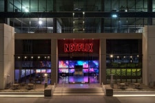 [아침신문 솎아보기] 오징어게임 에미상 6관왕에도 웃을 수 없는 창작자들 < 아침신문 솎아보기 < 사회 < ...